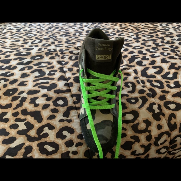 Camouflage wedge sneaker. - Picture 2 of 4